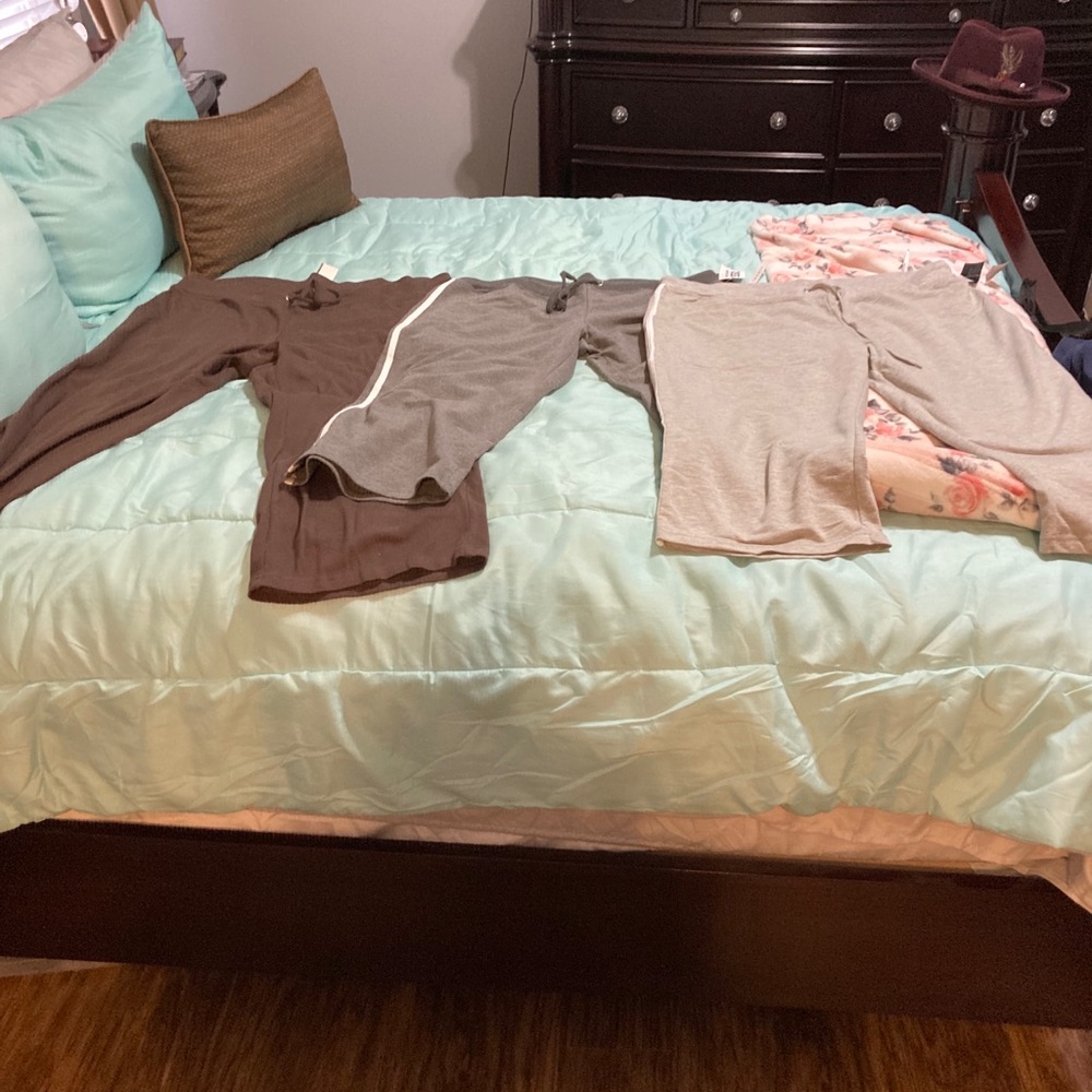 Women’s Capris Set Of 3 Fir $20